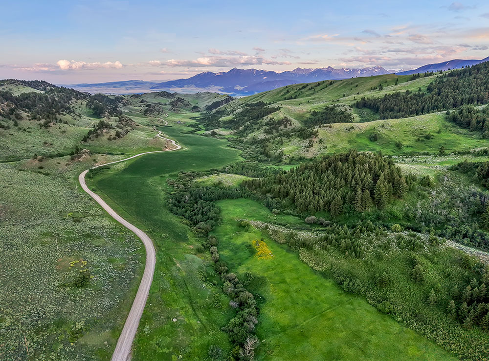 SKY BAND RANCH BETWEEN LIVINGSTON & BOZEMAN MT